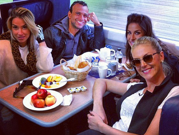 Antes da maratona de gravações, eles aproveitaram para um lanchinho com muito estilo no trem